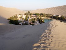 Huacachina, oasis entourée d'immenses dunes de sable